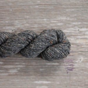 Tweed yarn 100gr, 50gr or 25gr mini skeins Donegal Soft merino tweed Merino wool yarn Dark gray with brown tweed yarn 5510 Macean