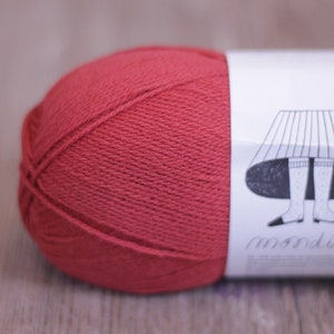 Retrosaria Rosa Pomar Mondim fingering/sock weight yarn Sock yarn Wool yarn Mondim color 111 Morango Redish sock yarn