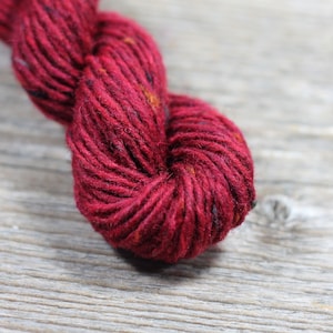 Donegal Kilcarra Tweed hilo Puro hilo de lana nueva Hilo de punto a mano tweed azul Aran tweed color rojo oscuro 4754 Raphoe