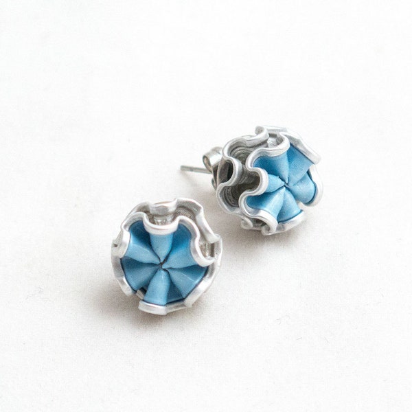 Boucles d'oreilles à tige au look upcyclé en capsules de café de la variété Snowball bleu clair avec monture en acier inoxydable ou en argent