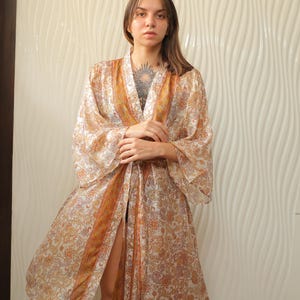 ピュアシルクミディ着物 ショート丈 ホワイトシルク着物ローブ ボヘミアン ドレッシングガウン 女性用 ラウンジウェア 妻への高級ギフト PS MKMO2052/エクスプレス配送
