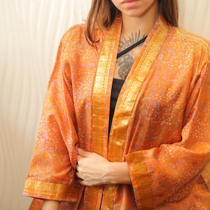 女性用シルクショート着物ジャケット、着物ローブ、オレンジグリーンフローラルプリントジャケットカーディガン、キャップコート、フロントオープンローブ、彼女へのギフト PS KMS3214