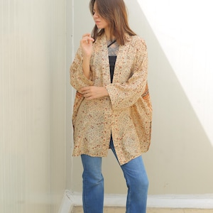 女性用シルクショート着物ジャケット、着物ローブ、ベージュ花柄プリントジャケットカーディガン、キャップコート、フロントオープンローブ、彼女へのギフト PS KMS3242