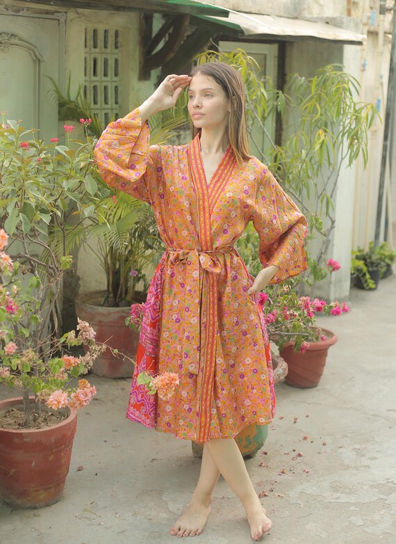 Vestaglia kimono in seta gialla: stampa floreale, lunghezza al