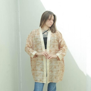 女性用シルクショート着物ジャケット、着物ローブ、ベージュ花柄プリントジャケットカーディガン、キャップコート、フロントオープンローブ、彼女へのギフト PS KMS3260