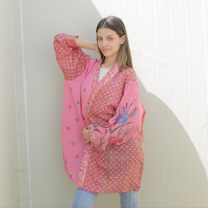 女性用シルクショート着物ジャケット、着物ローブ、ピンク幾何学模様プリントジャケットカーディガン、キャップコート、フロントオープンローブ、彼女へのギフト PS KMS4971