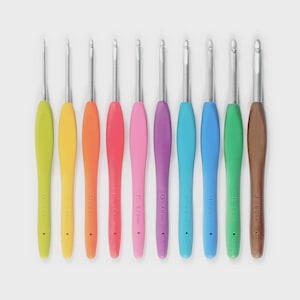 Pode incluir: Um conjunto de dez agulhas de crochê com cabos coloridos. Os cabos são em um arco-íris de cores, incluindo amarelo, laranja, rosa, roxo, azul, verde e marrom. Cada agulha tem um gancho de metal prateado e é rotulada com um tamanho em milímetros.