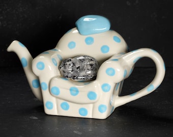 Cat at rest novelty teapot
