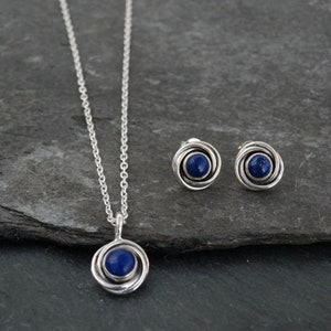 Parure de bijoux en lapis lazuli, boucles d'oreilles en argent et lapis, collier avec pendentif en lapis, boucles d'oreilles pendantes nid en argent, art déco, argent sterling Studs + Pendant Set