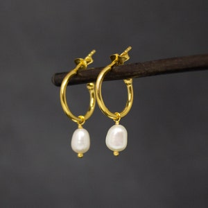 Perle Charm Creolen, Gold Creolen, Ohrringe stapelbar, Medium Creolen, Minimalist Gold Vermeil