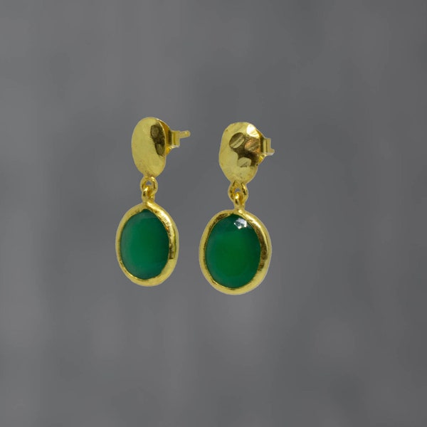 Groene Onyx oorbellen, goud en onyx oorbellen, groene edelsteen edelsteen oorbellen, getextureerd goud, mei geboortesteen, Stud Drops