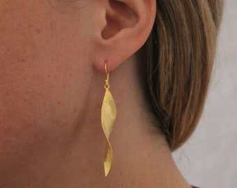 Boucles d'oreilles en or, Or vermeil brossé, Boucles d'oreilles longues, Boucles d'oreilles pendantes, Boucles d'oreilles tendance, Boucles d'oreilles torsadées en or, Bijoux en or minimalistes