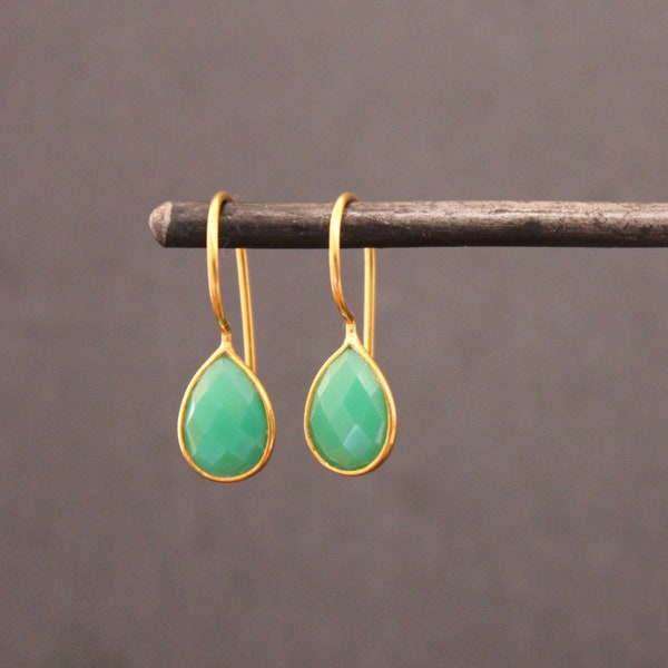 Groene chrysopraas oorbellen, edelsteen oorbellen, gouden drop oorbellen, Teardrop oorbellen, goud vermeil