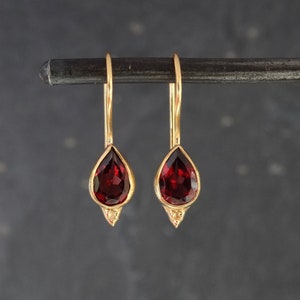 Orecchini granato, gocce di granato, pietra portafortuna di gennaio, granato e oro, orecchini con pietra portafortuna, orecchini a goccia, vermeil oro