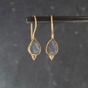 Oorbellen labradoriet, labradorietdruppels, goud en labradoriet oorbellen, druppeloorbellen, gefacetteerde labradoriet, vermeil