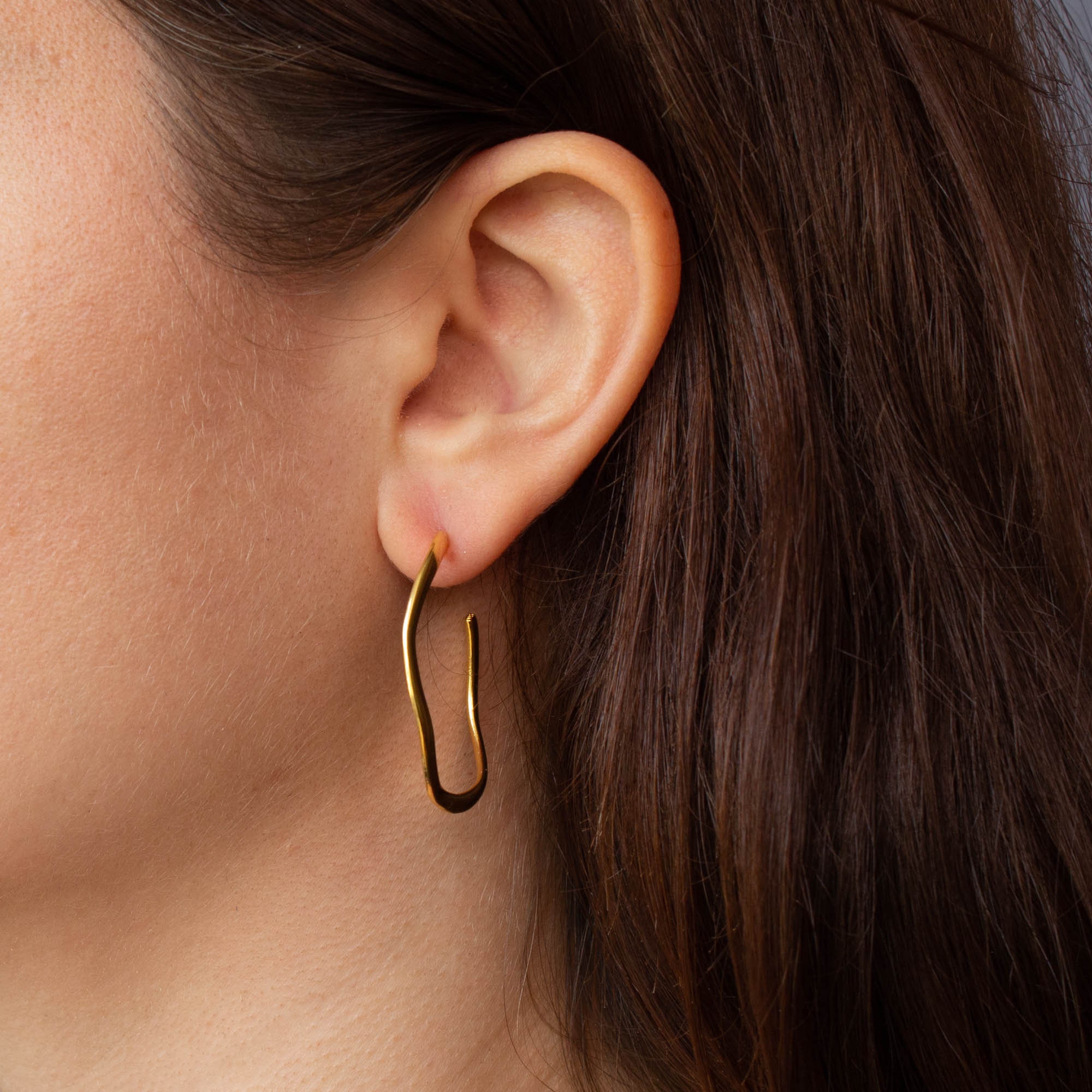 ピアス [BLACKMUSE] Gold volume wave hoops Earrings Siren Muse Wave Small Hoop Earrings in 18k Gold Vermeil on