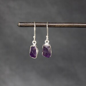 Boucles d'oreilles en améthyste et argent, boucles d'oreilles en pierres précieuses brutes, boucles d'oreilles avec pierre de naissance de février, argent sterling image 5