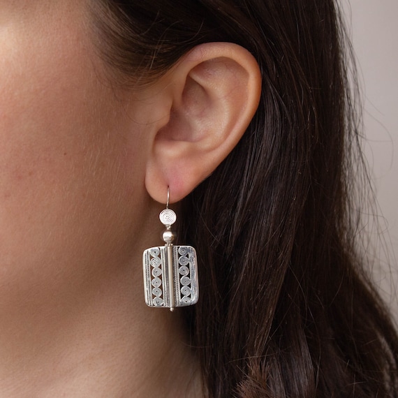 Fabbrica e fornori cinesi di orecchini a cerchio irregolari in oro con ciondoli testurizzati, orecchini pendenti geometrici personalizzati per donna, regalo ideale per lei | Yaffil