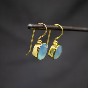 Oorbellen van goud en chalcedoon, vierkante oorbellen, gefacetteerde blauwe chalcedoon, goudvermeil afbeelding 3