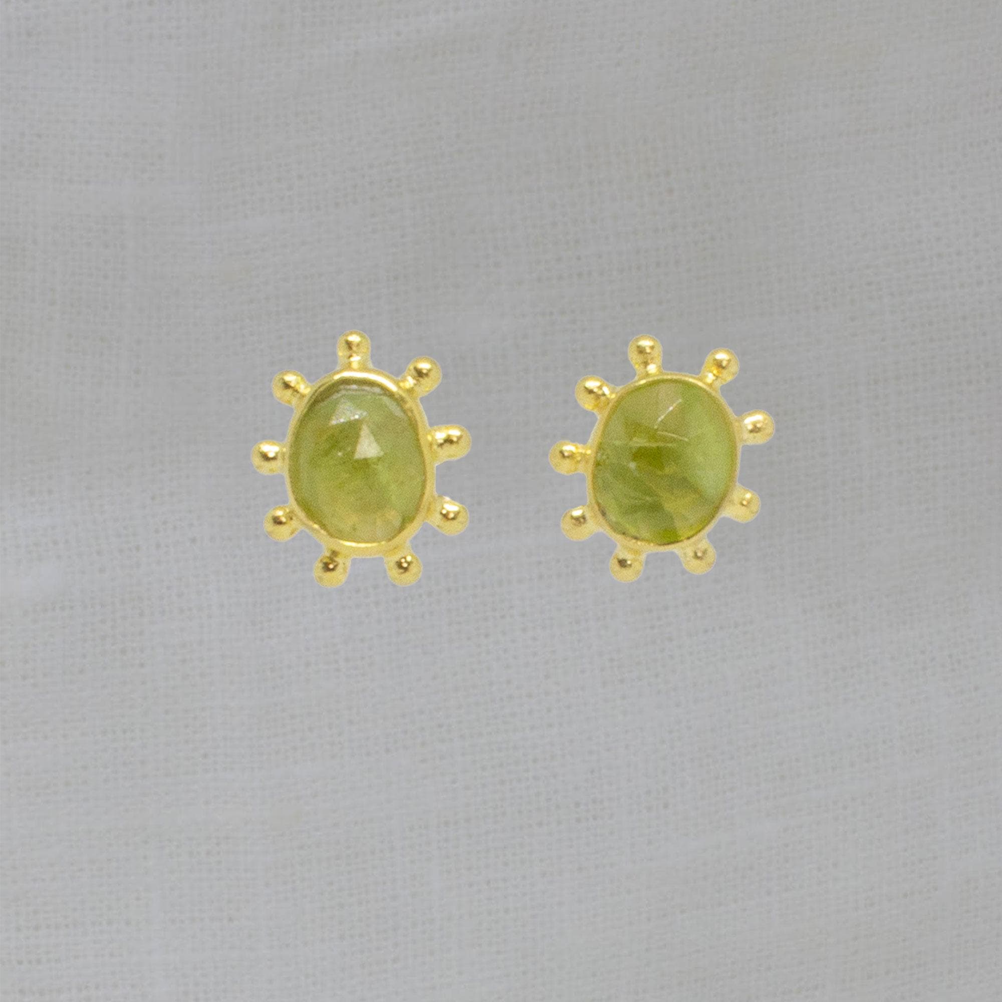 Peridot und Gold Ohrstecker, August Birthstone Geschenk, unregelmäßige grüne Edelstein Ohrringe, Gold Vermeil Dot Arbeit Ohrstecker