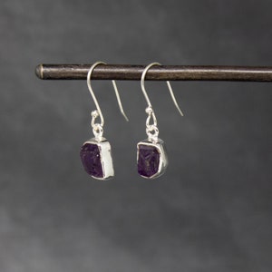 Boucles d'oreilles en améthyste et argent, boucles d'oreilles en pierres précieuses brutes, boucles d'oreilles avec pierre de naissance de février, argent sterling image 2