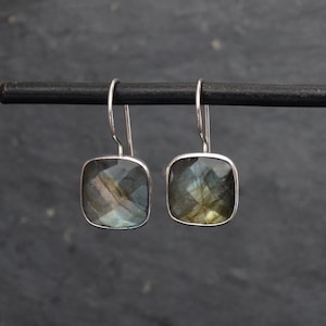 Labradorit Ohrringe, Labradorit und Silber Ohrringe, facettierter Labradorit, quadratische Labradorit Ohrringe, Sterling Silber, 925