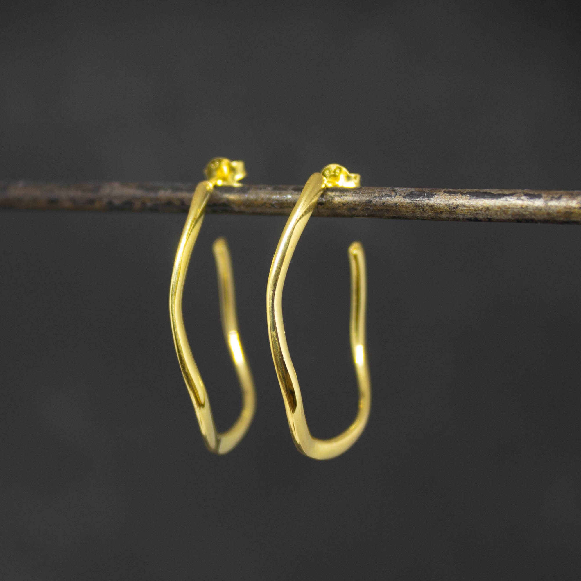 ピアス [BLACKMUSE] Gold volume wave hoops Earrings Women's Golden Wave Earrings in Yellow Gold