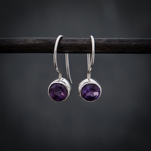 Amethyst und Silber Ohrringe, facettierter Amethyst, Februar Birthstone Ohrringe, Edelstein Tropfen, kleine Ohrringe, Sterling Silber