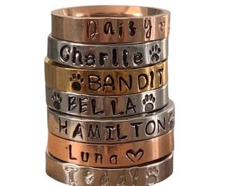 Anillo con nombre de mascota, anillo con estampado de patas, anillo personalizado para mascotas, joyería con nombre de mascota, regalo para amantes de las mascotas, anillo conmemorativo para mascotas, regalo para amantes de los perros