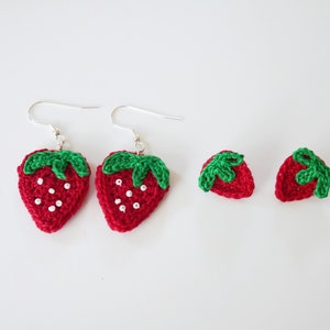 Puede incluir: Un par de pendientes de fresa de ganchillo con ganchos de plata y dos fresas de ganchillo adicionales.