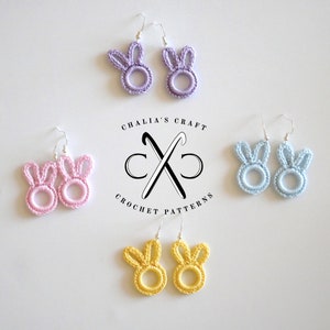 Op de afbeelding: Vier paar gehaakte konijnenoor oorbellen in verschillende kleuren: lavendel, lichtblauw, roze en geel. De oorbellen worden gepresenteerd op een wit oppervlak. De tekst "CHALLIA'S CRAFT CROCHET PATTERNS" is zichtbaar in het midden van de afbeelding.