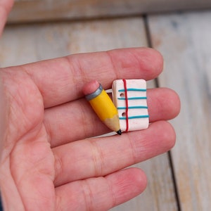 Pendientes de lápiz para cuaderno, joyería de lápiz para profesor, pendientes de botón de lápiz para la escuela, regalos de agradecimiento para profesores, pendientes de botón de arcilla desiguales.