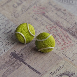 Tennisbaloorbellen – Handgemaakte sportsieraden – Tennisoorbellen van polymeerklei – Cadeau voor tennisliefhebbers – Atletische oorknopjes, schattige oorstekers