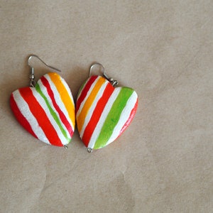 Orecchini a forma di cuore funky - Orecchini a righe dipinti a mano per San Valentino, gioielli in legno colorati e audaci, regalo originale per lei, accessori retrò per l'amore