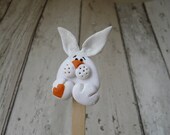 Easter Rabbit Lesezeichen, Bunny-Lesezeichen, Kaninchen Liebhaber Geschenk, Polymer Clay Kaninchen, weiße Kaninchen Kunst