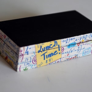 Caja de madera con diseño de garabatos matemáticos, estuche para lápices, regalo original para profesores, organizador para la vuelta al cole, caja de almacenamiento con temática escolar, caja de matemáticas divertida, decoración de escritorio geek