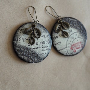 Boucles d'oreilles shabby chic parisiennes, boucles d'oreilles vintage avec feuilles de bronze, bijoux pendantes bohèmes romantiques, boucles d'oreilles cartes postales françaises, cadeau fait main