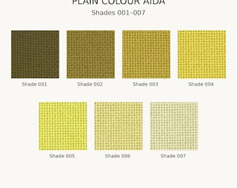 Op de afbeelding: Zeven vierkante stalen van effen Aida-stof van Zoe's Stitchery Co., gelabeld Shades 001-007. De stofmonsters tonen een verloop van geel- en groentinten, variërend van een donker olijfgroen tot een zeer bleek, licht crèmekleurig geel.