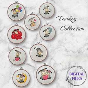 Könnte beinhalten: Eine Sammlung von 10 Stickmustern mit niedlichen Eseln in verschiedenen Posen. Die Muster sind in runden Holzreifen auf einem weißen Marmoruntergrund dargestellt. Der Text "Donkey Collection" und "Digital Files" ist ebenfalls sichtbar.