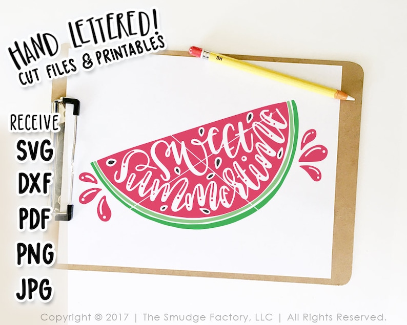 Op de afbeelding: Een digitaal ontwerp met een rode watermeloenplak met de tekst "Sweet Summertime" geschreven in witte cursieve letters. Het ontwerp is perfect voor het maken van knutselwerk, t-shirts en andere projecten.