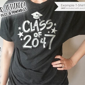 Puede incluir: Una camiseta negra con un gráfico blanco que dice "Class of 2047" con un gorro de graduación sobre el texto. El gráfico está en un estilo de letra manuscrita con estrellas alrededor del texto.