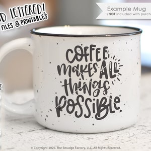 Op de afbeelding: Een witte keramische mok met een zwarte rand en een zwart gespikkeld ontwerp. De mok heeft een zwarte handgeschreven tekst "Coffee makes all things possible" erop.