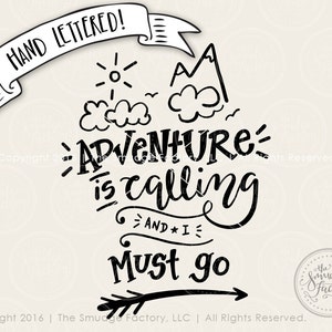 Puede incluir: Diseño a mano en blanco y negro con una montaña, un sol y nubes. El texto dice "HAND LETTERED! ADVENTURE is calling AND I Must go".