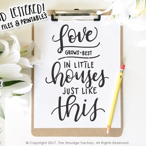 Peut inclure: Conception imprimable en noir et blanc avec le texte "L'amour grandit mieux dans les petites maisons comme celle-ci". Le motif est sur une feuille de papier blanche avec un presse-papiers.