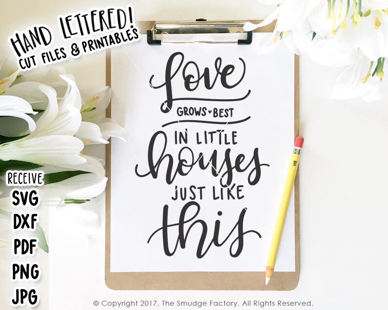 Peut inclure: Conception imprimable en noir et blanc avec le texte "L'amour grandit mieux dans les petites maisons comme celle-ci". Le motif est sur une feuille de papier blanche avec un presse-papiers.