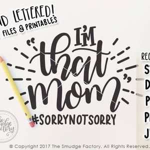 Pode incluir: Um design gráfico em preto e branco com o texto "I'M that mom #SORRYNOTSORRY". O design inclui elementos decorativos e as palavras "HAND LETTERED! CUT FILES & PRINTABLES". Um lápis repousa sobre o fundo branco. Os formatos de arquivo digital são listados.