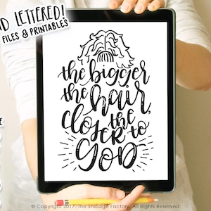 Versículo bíblico SVG, Cuanto más grande es el cabello, más cerca de Dios, imprimible, cita cristiana divertida imprimible, con letras a mano, silueta, cricut