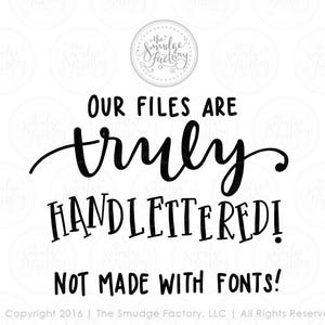 Peut inclure: Texte noir et blanc qui dit "Nos fichiers sont vraiment faits &agrave; la main&nbsp;! Pas faits avec des polices&nbsp;!" avec le texte "The Smudge Factory" dans un cercle en haut.