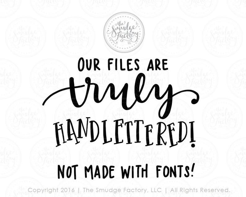 Peut inclure: Texte noir et blanc qui dit "Nos fichiers sont vraiment faits &agrave; la main&nbsp;! Pas faits avec des polices&nbsp;!" avec le texte "The Smudge Factory" dans un cercle en haut.