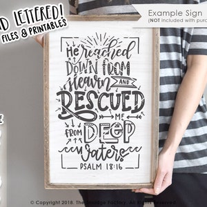Può includere: Un cartello bianco con lettere nere che recita "Egli stese la mano dal cielo e mi salvò dalle acque profonde - Salmo 18:16". Il cartello è tenuto da una persona che indossa una camicia a righe.